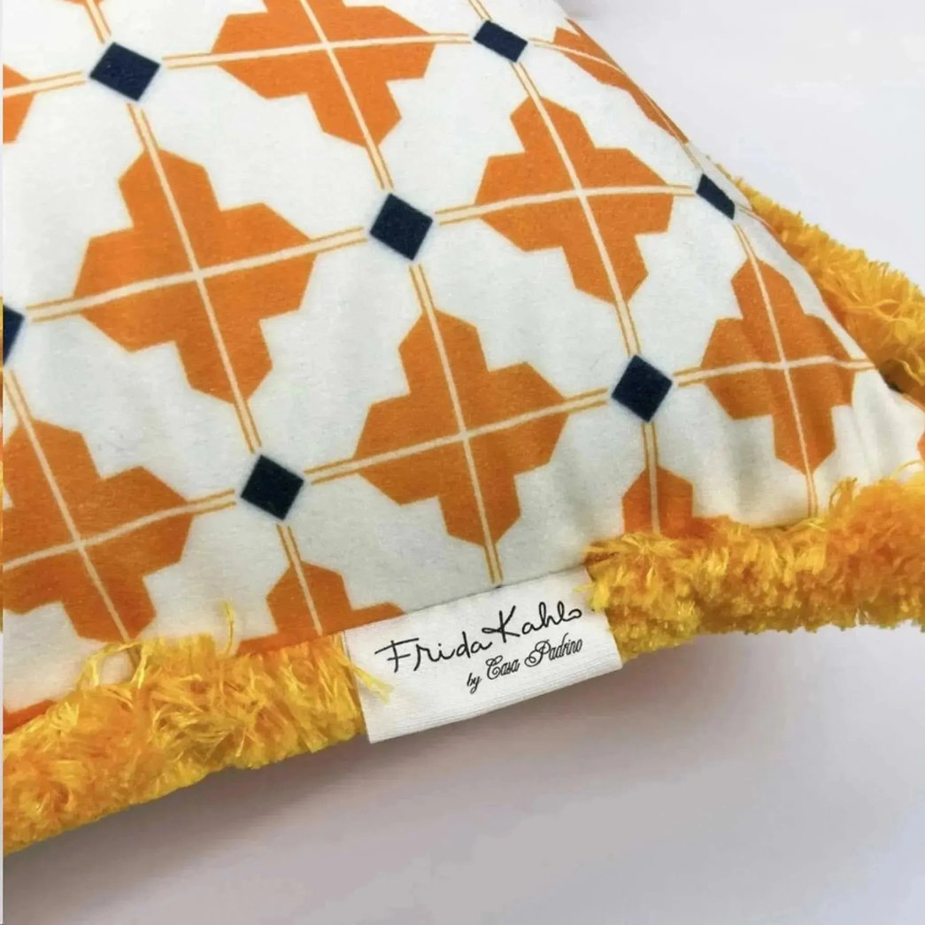 luxuswerbund-whitelabel-kissen-fridakahlo-orange-label-fahne_ffc0339e-35fb-4ec6-882d-1e5bfbdc7af6 - Luxuswerbung.de