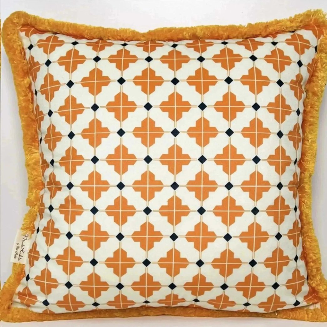 luxuswerbund-whitelabel-kissen-fridakahlo-orange-rueckseite_ee65a0fd-fece-4e11-963a-1efbb1fef9c1 - Luxuswerbung.de