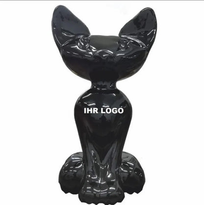 luxuswerbung-giraffe-skulptur-katze-sitzend-schwarz-logo - Luxuswerbung.de