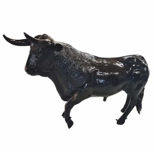 luxuswerbung-giraffe-skulptur-stier-schwarz - Luxuswerbung.de