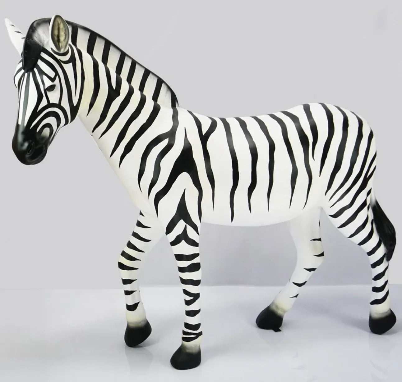 luxuswerbung-white-label-zebra-schwarz-weiss-skulptur-individuelle-figuren-kaufen-xxl-lebensgross - Luxuswerbung.de