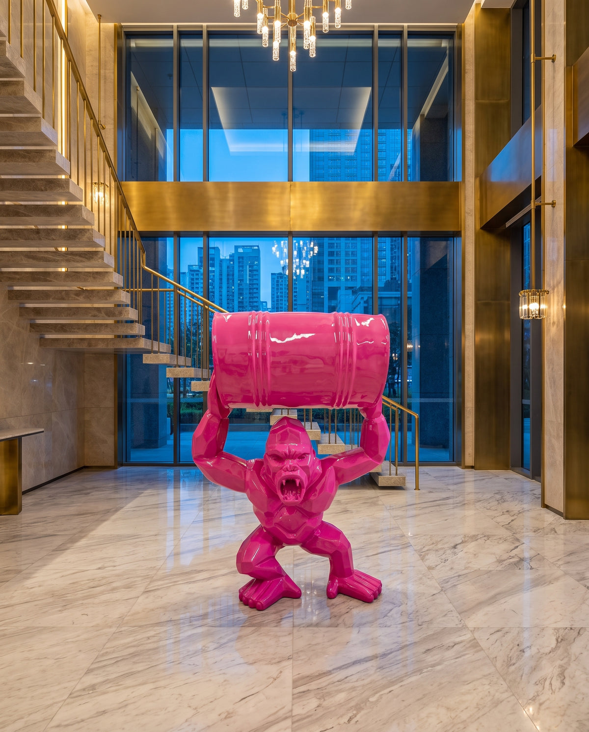 Abstrakte Gorilla Skulptur mit Fass - Ambiente