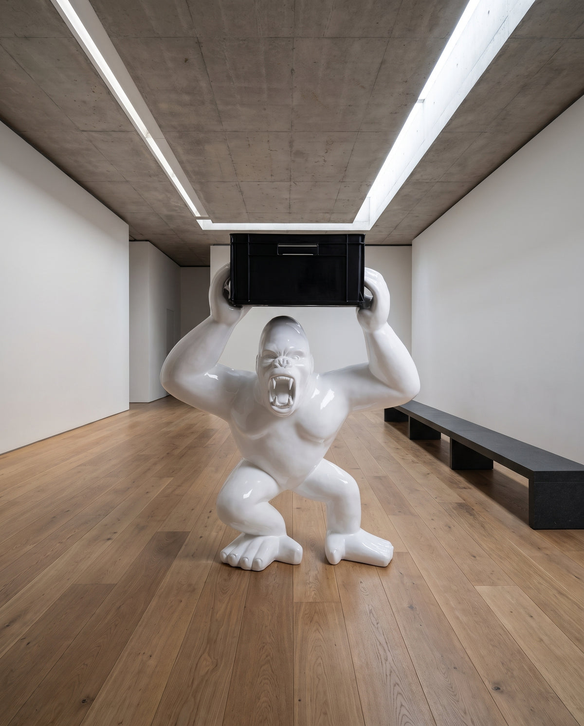 White-Label Gorilla mit Fass - Ambiente