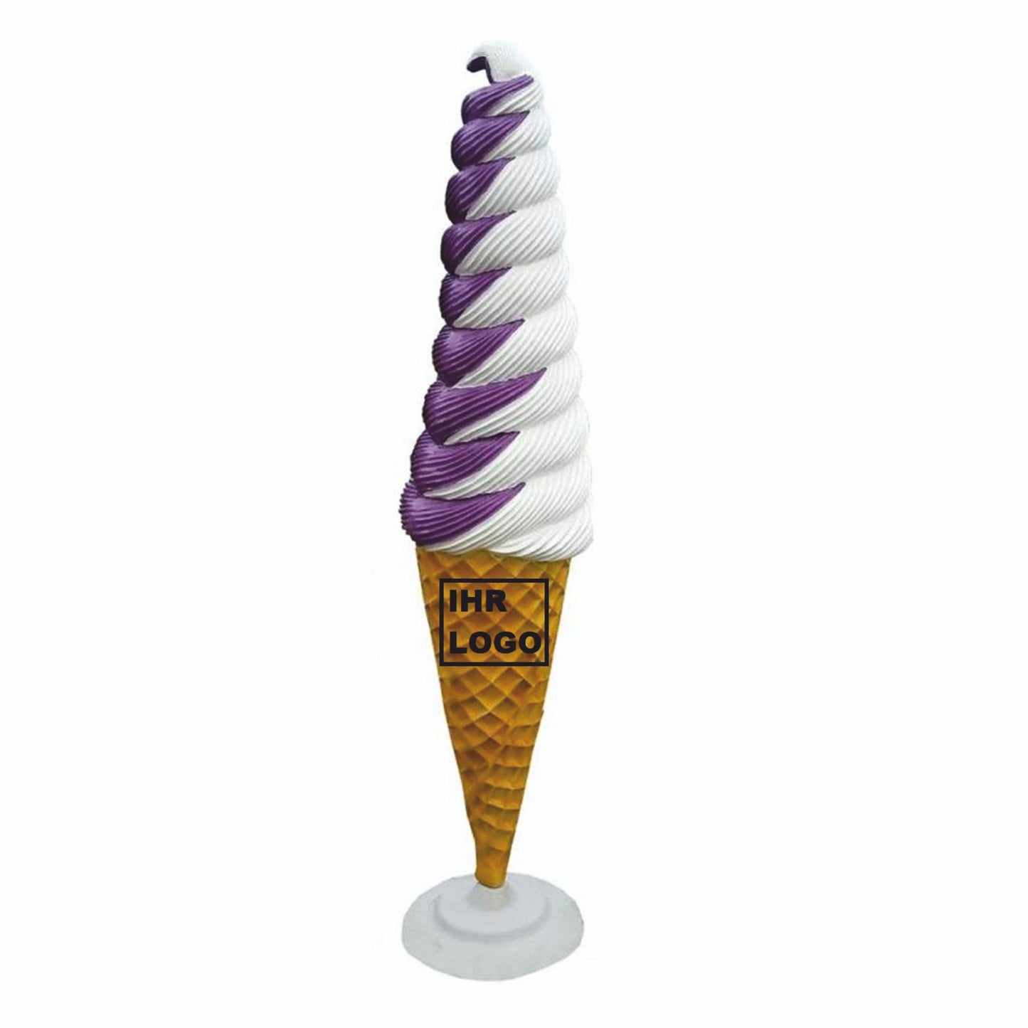 Enorme gelato decorativo in un cono