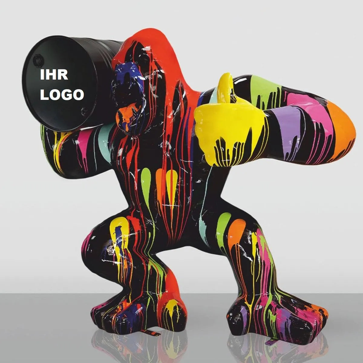 XXL gorillasculptuur met ton